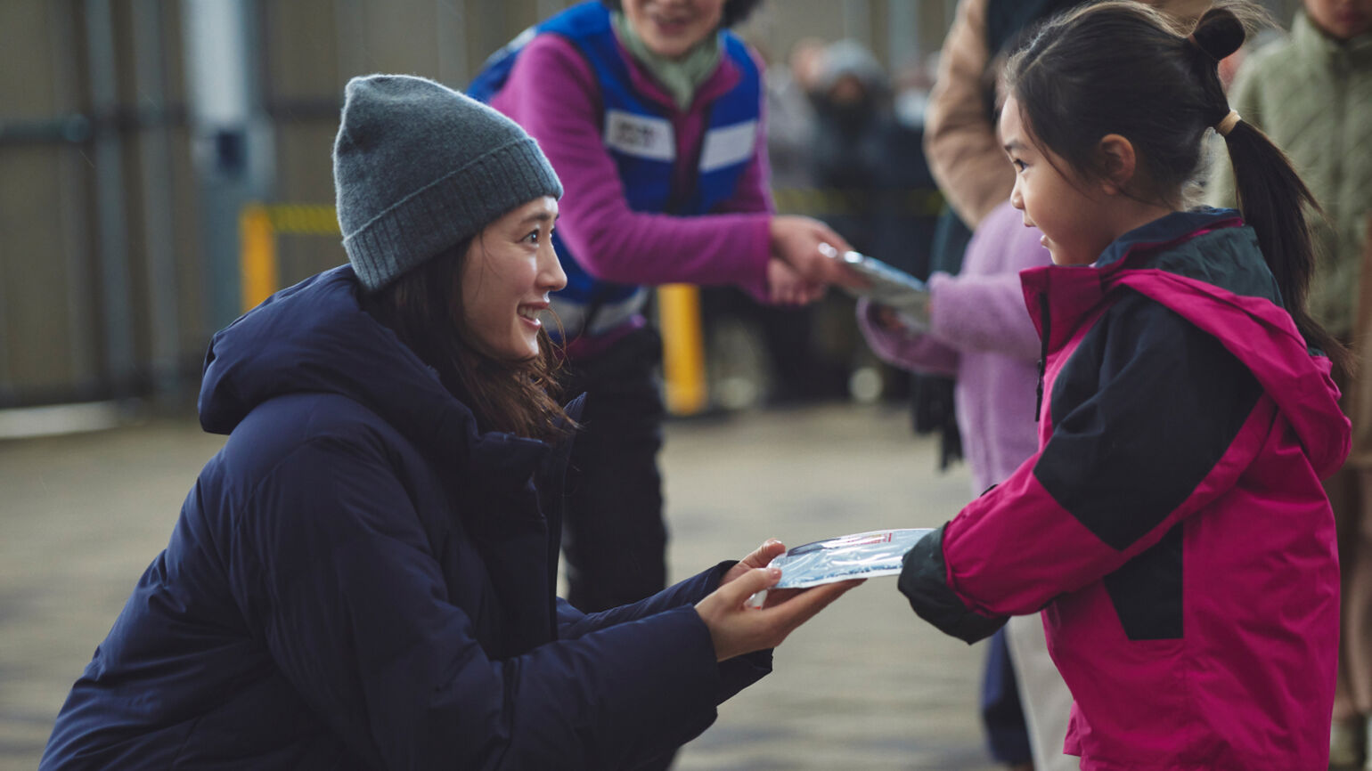 Haruka Ayase delivers HEATTECH to those affected by the 2024 Noto Peninsula Earthquake