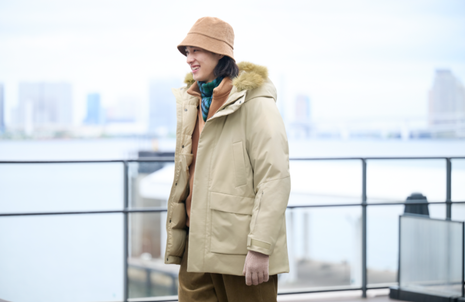 le mannequin porte la doudoune ultra chaude beige