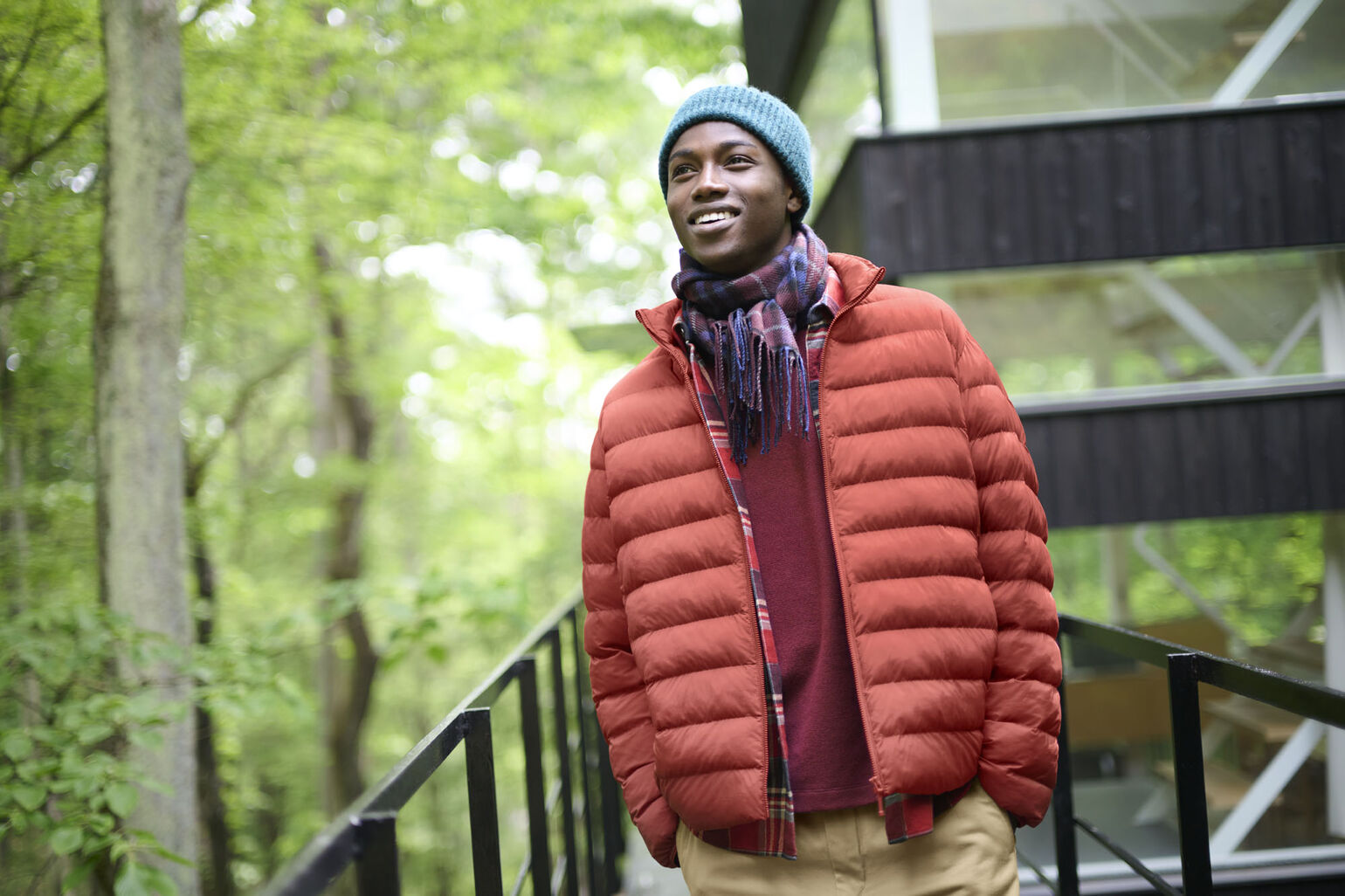 le mannequin porte la doudoujne fine PUFFERTECH orange