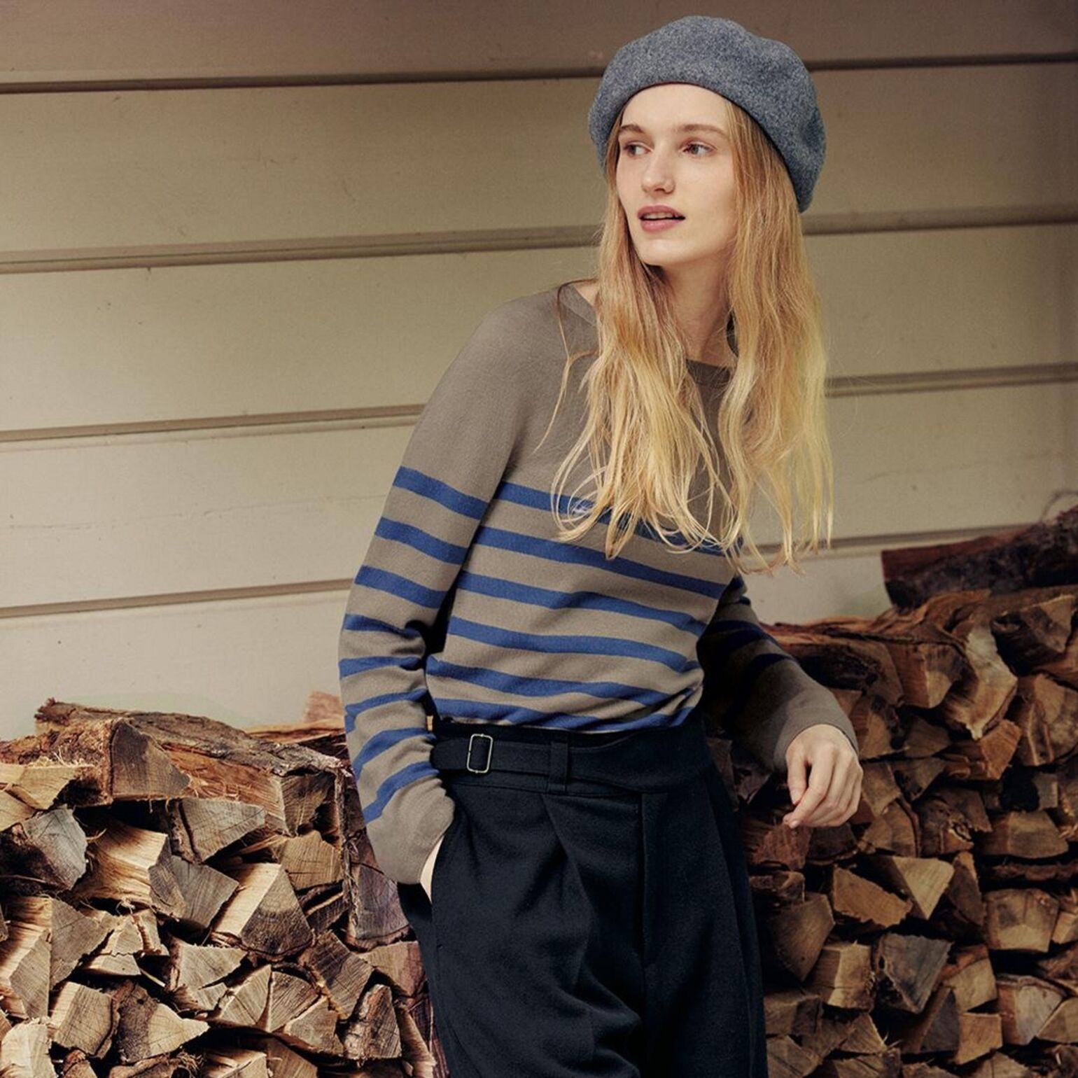 femme portant un pull à rayures