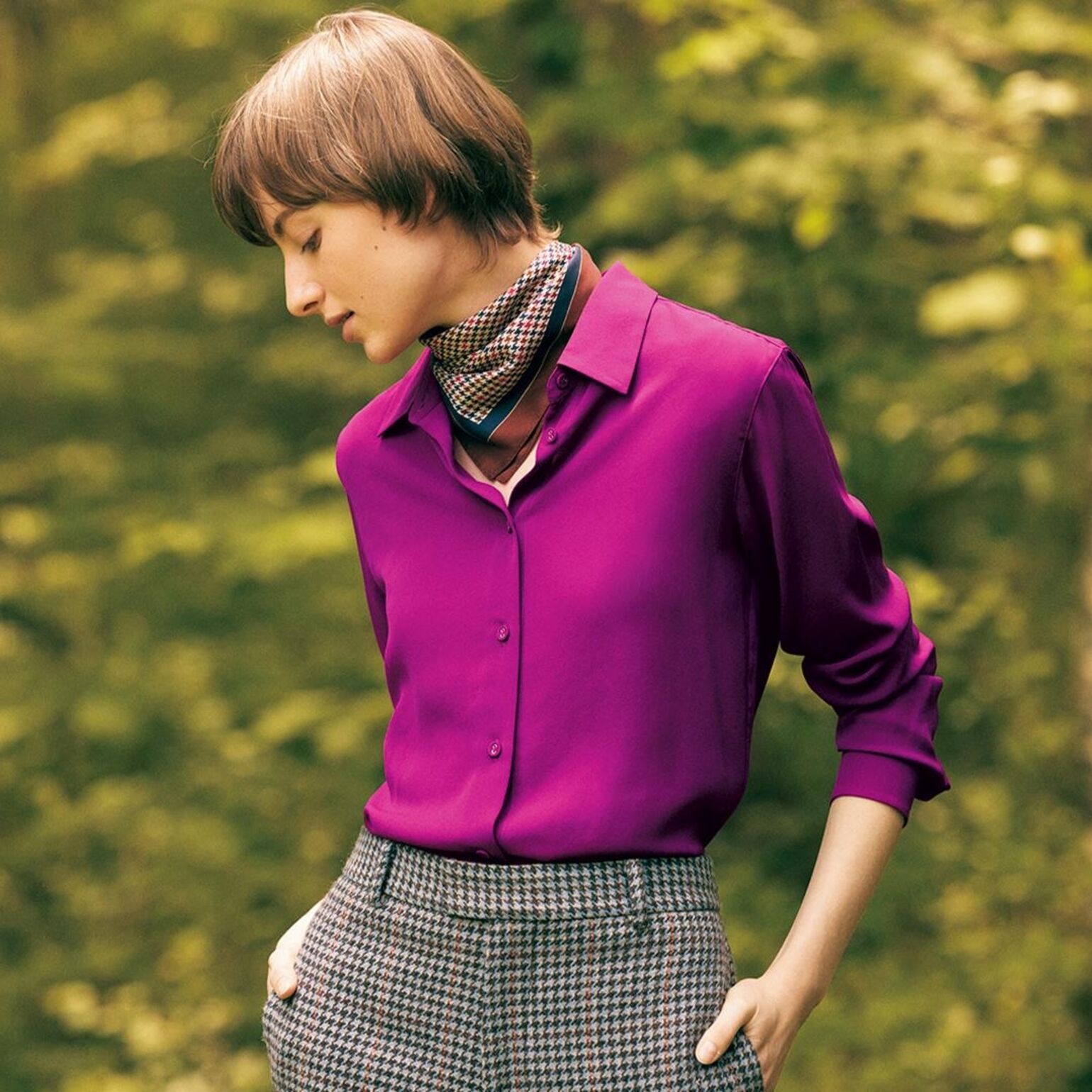 femme portant un foulard et une chemise en soie