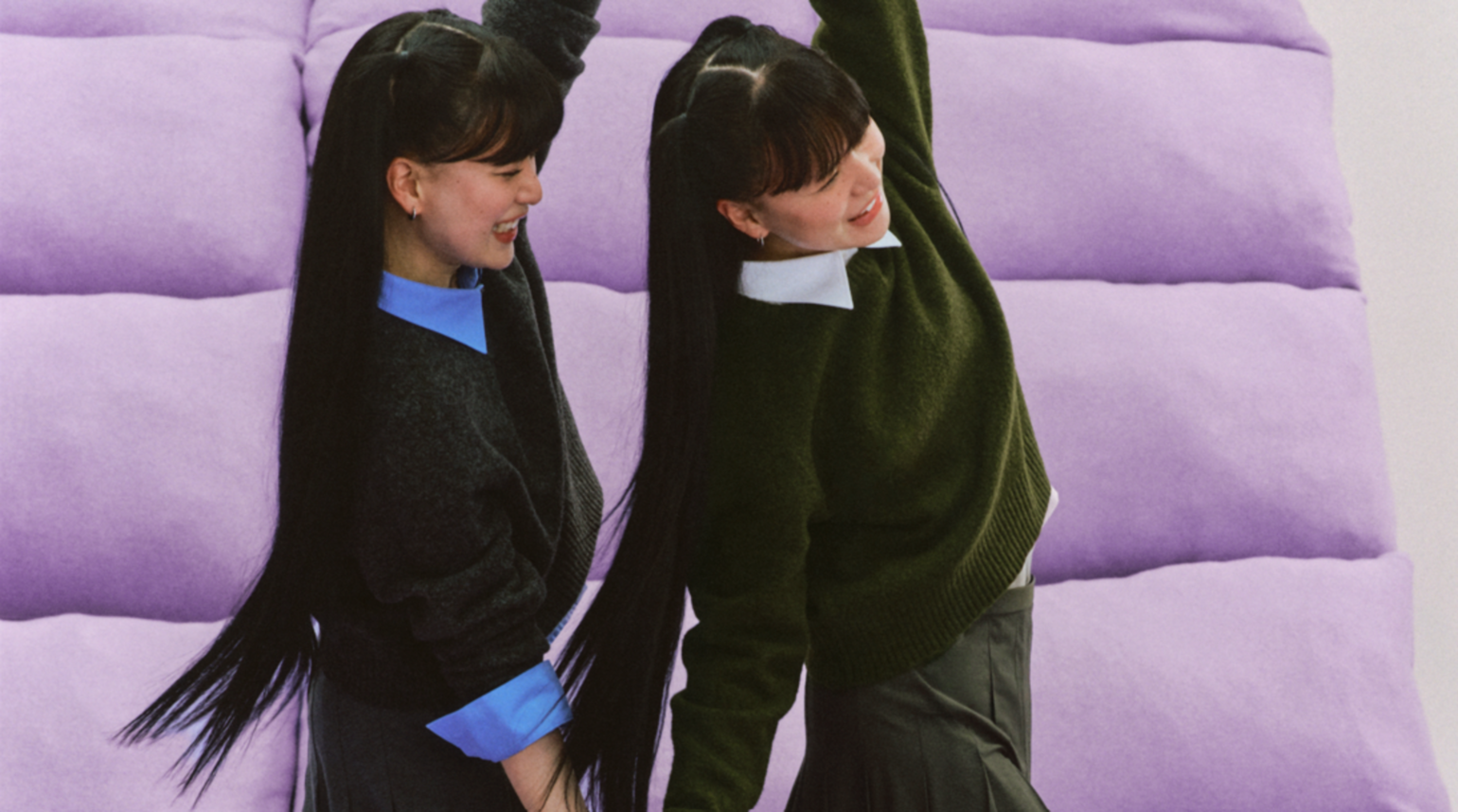 deux mannequins dansent, vêtues de pulls en maille soufflée Yarn