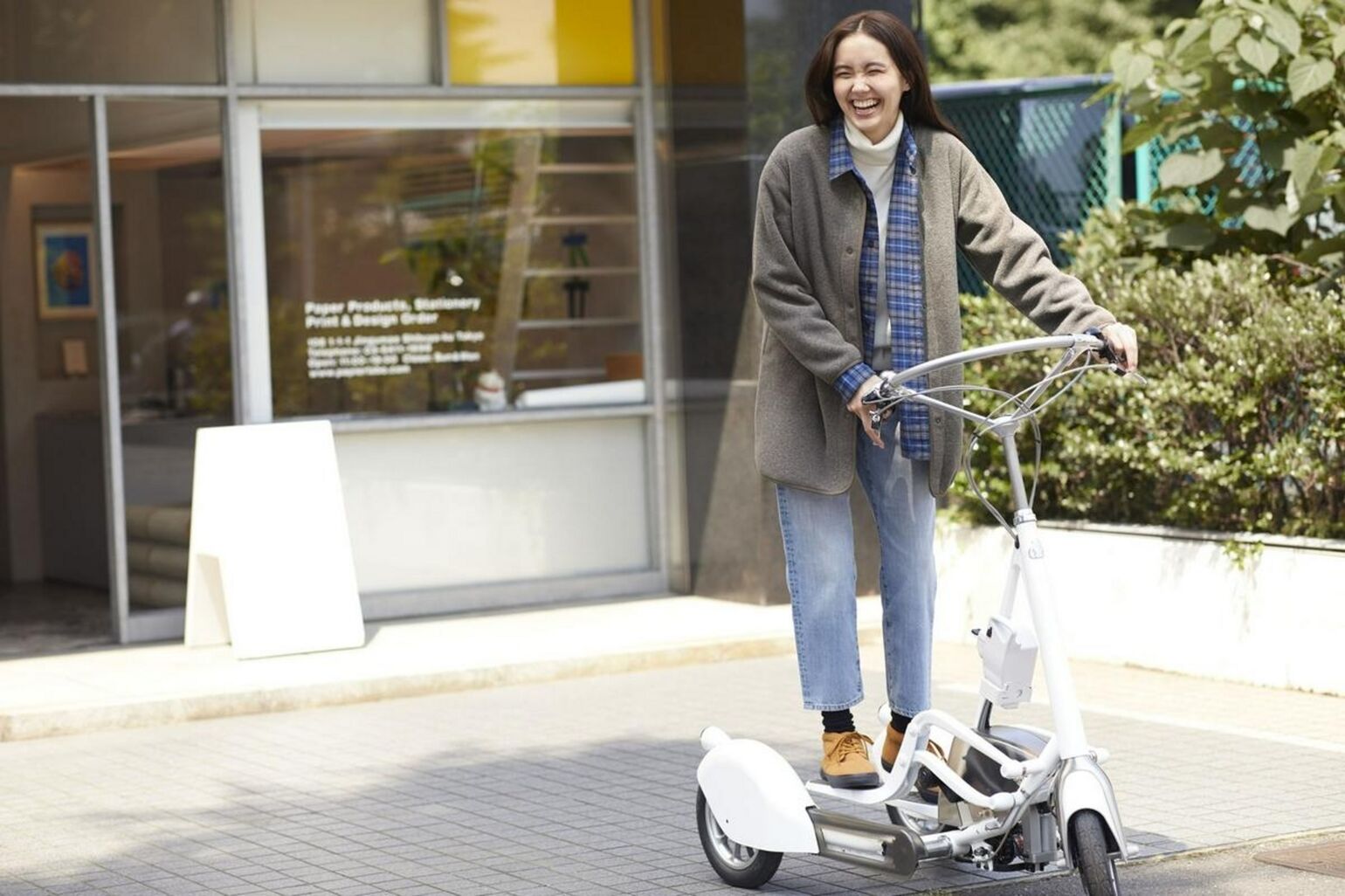 Femme portant un pull à col roulé et une chemise en flanelle