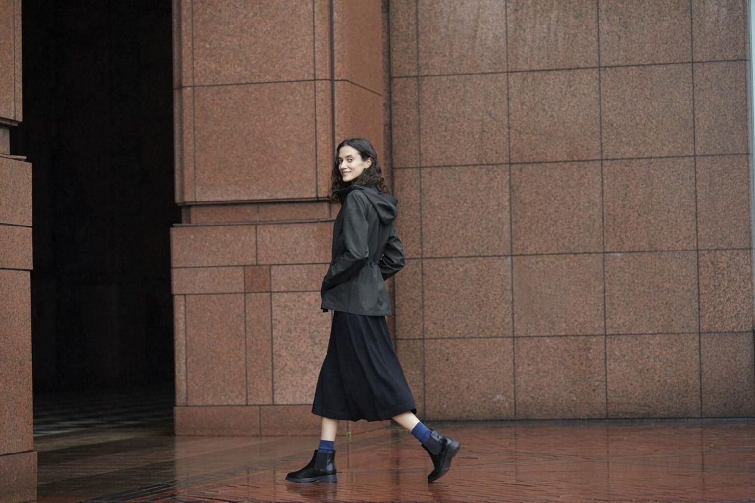 Femme portant une parka Blocktech et une jupe