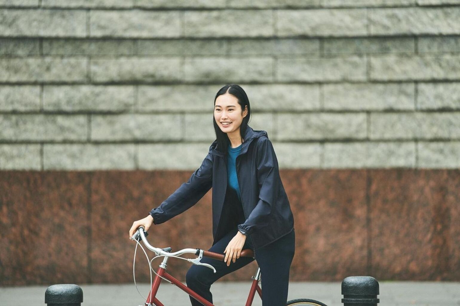 Femme portant une parka empochable protection UV