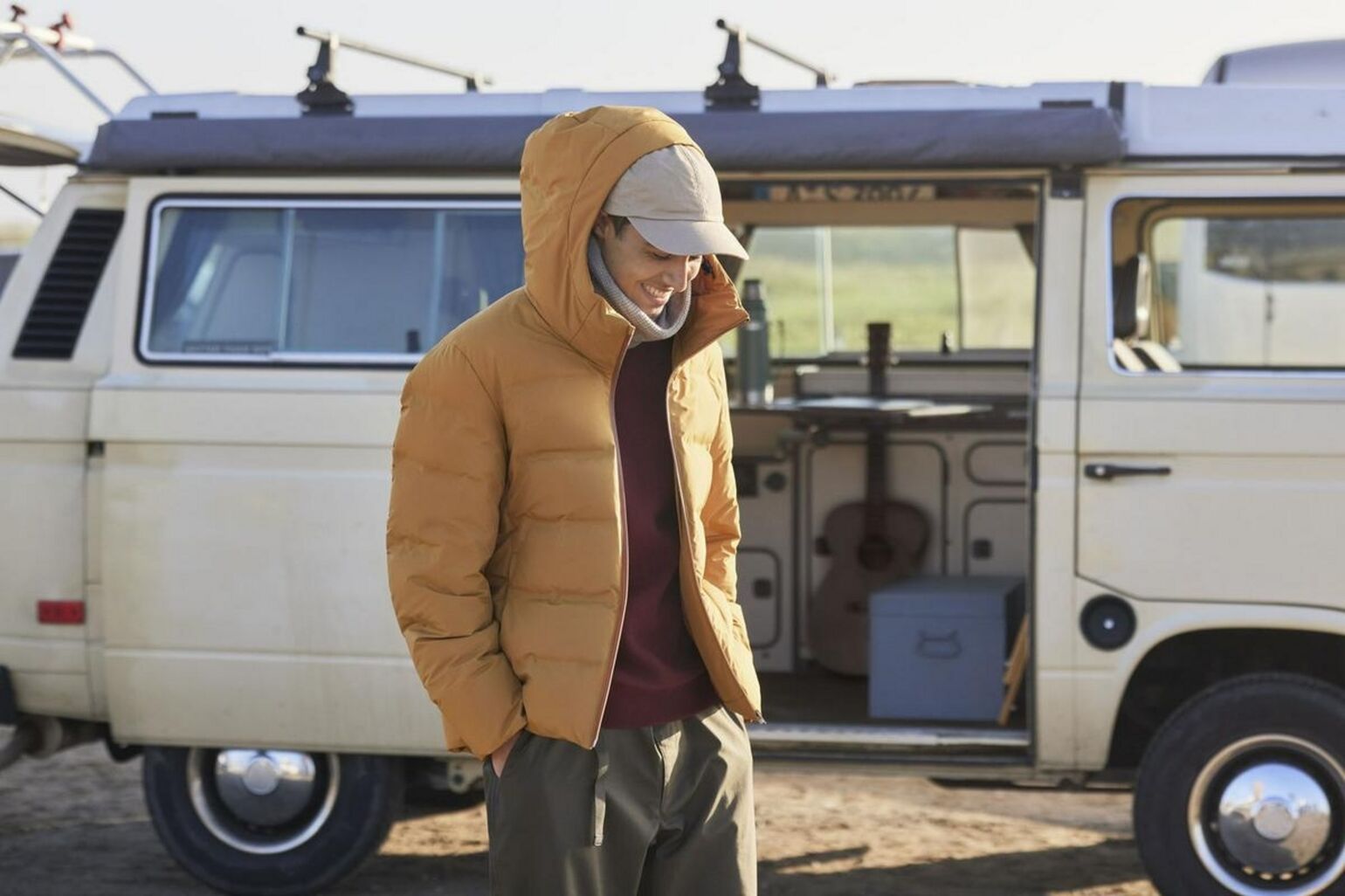 Homme portant une doudoune sans coutures