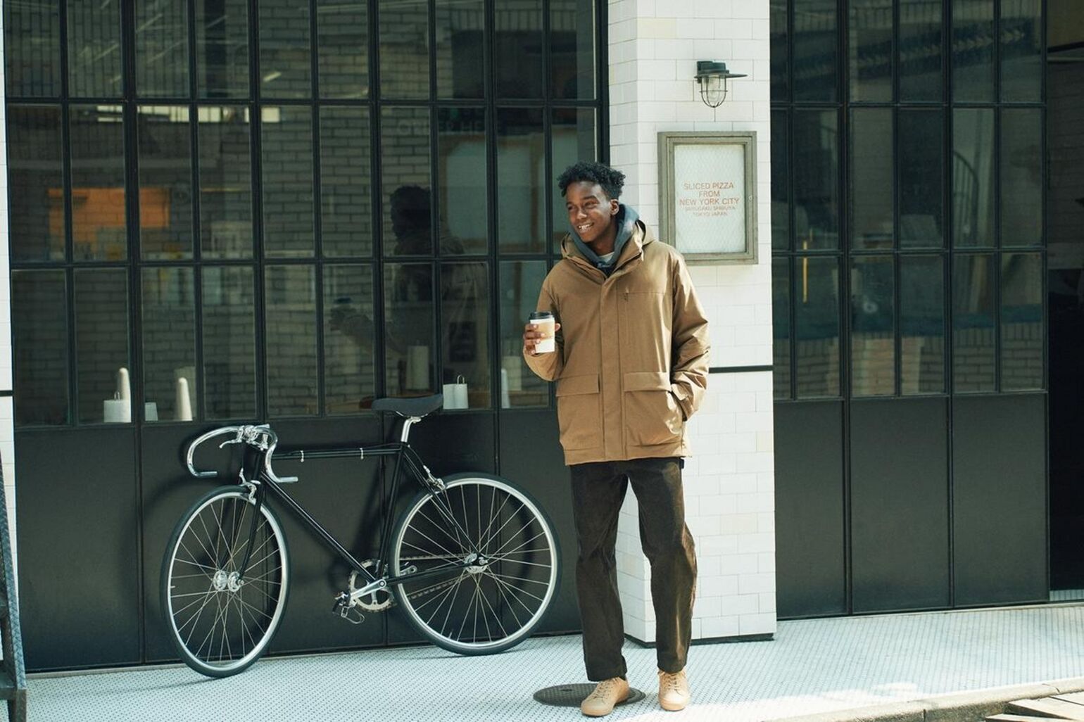 Homme portant une parka hybride UNIQLO