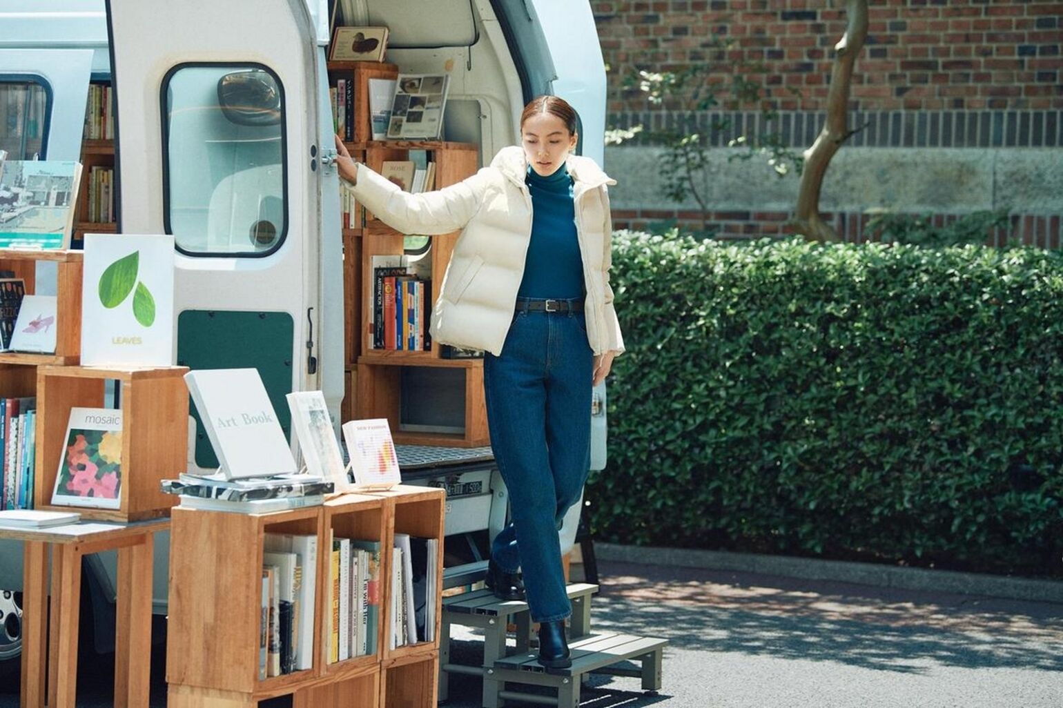 Femme portant une doudoune sans coutures et un jean