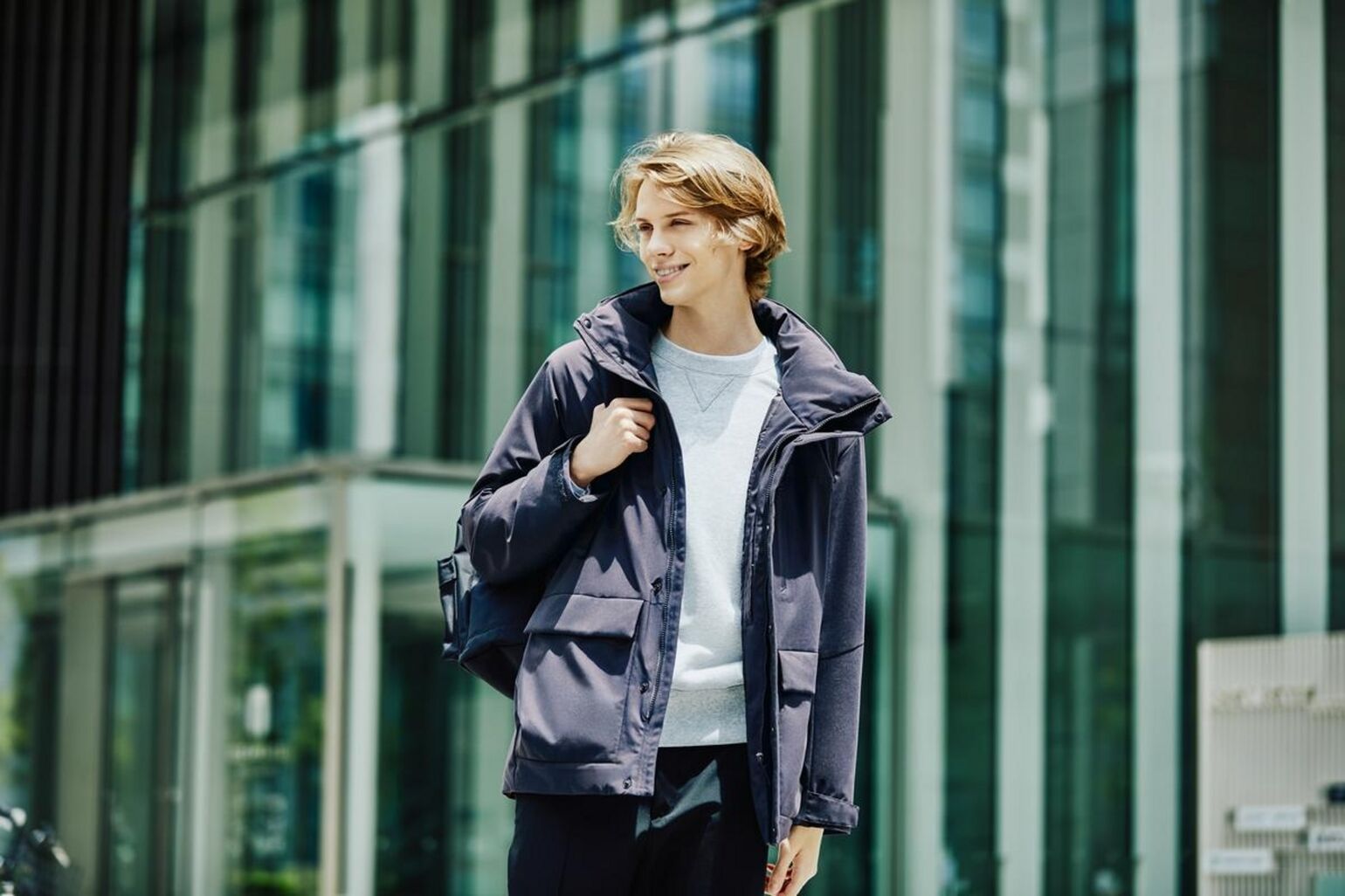 Homme portant une parka hybride