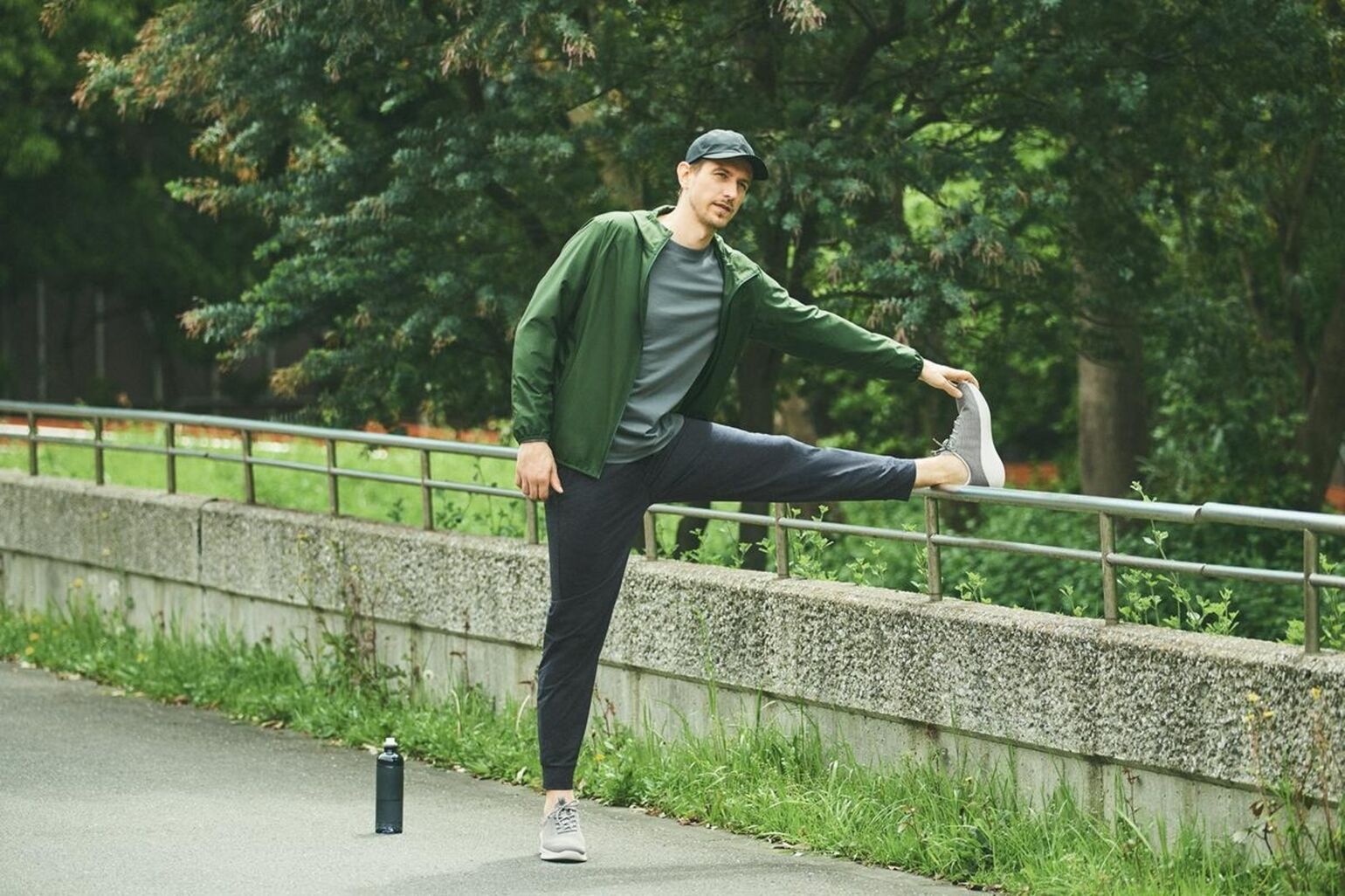 Homme portant une parka empochable UNIQLO