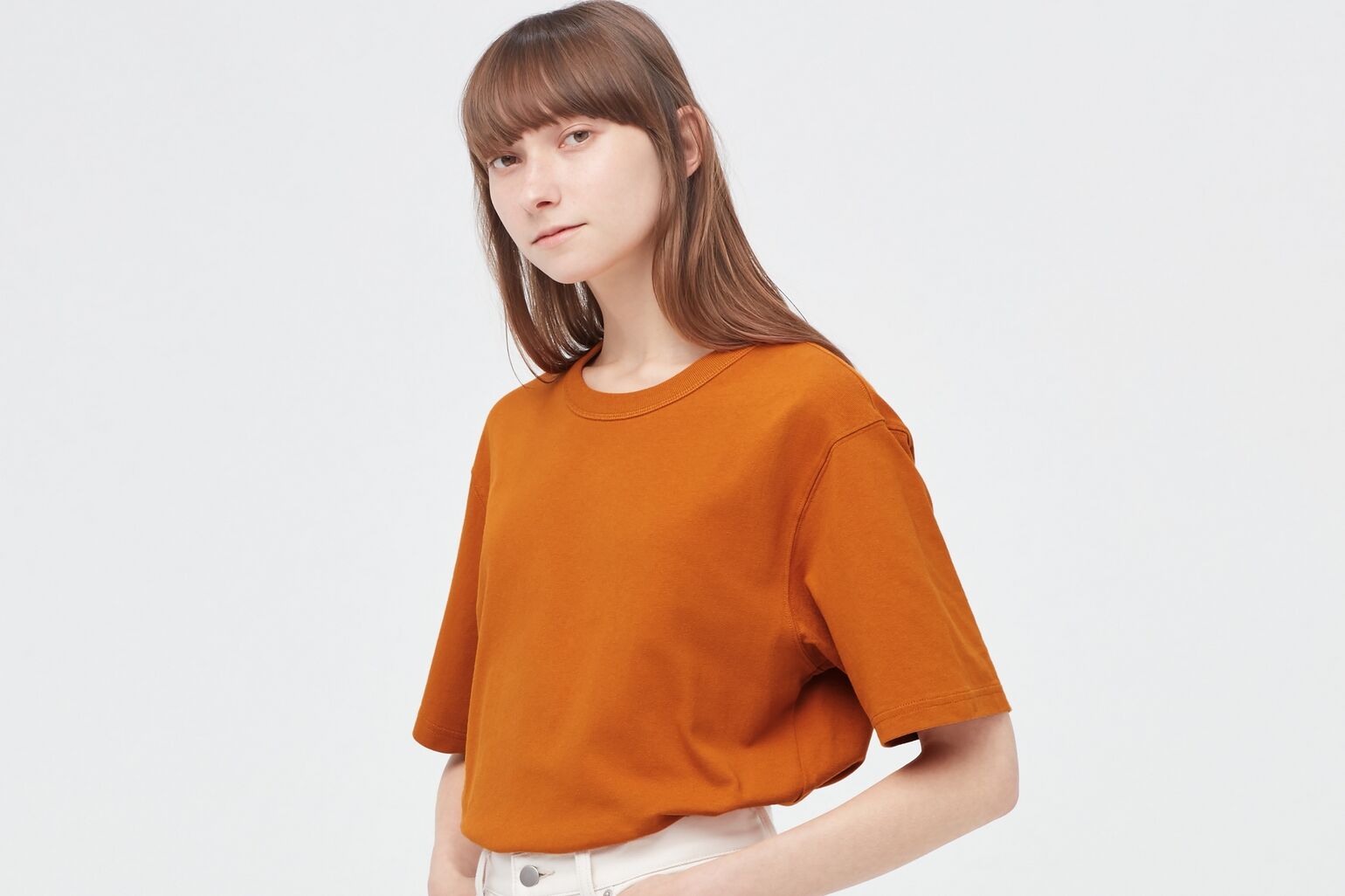 femme portant un t-shirt Uniqlo U