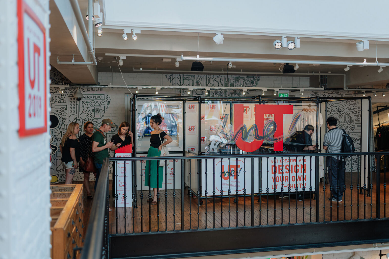 stand de customisation de t-shirts uniqlo