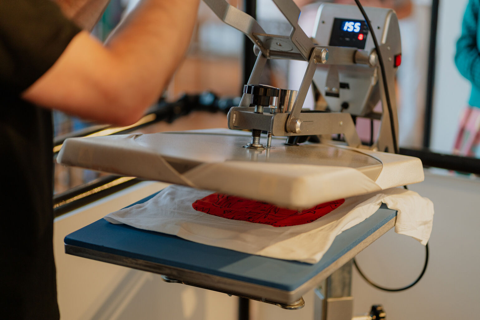 customisation dun t-shirt blanc uniqlo