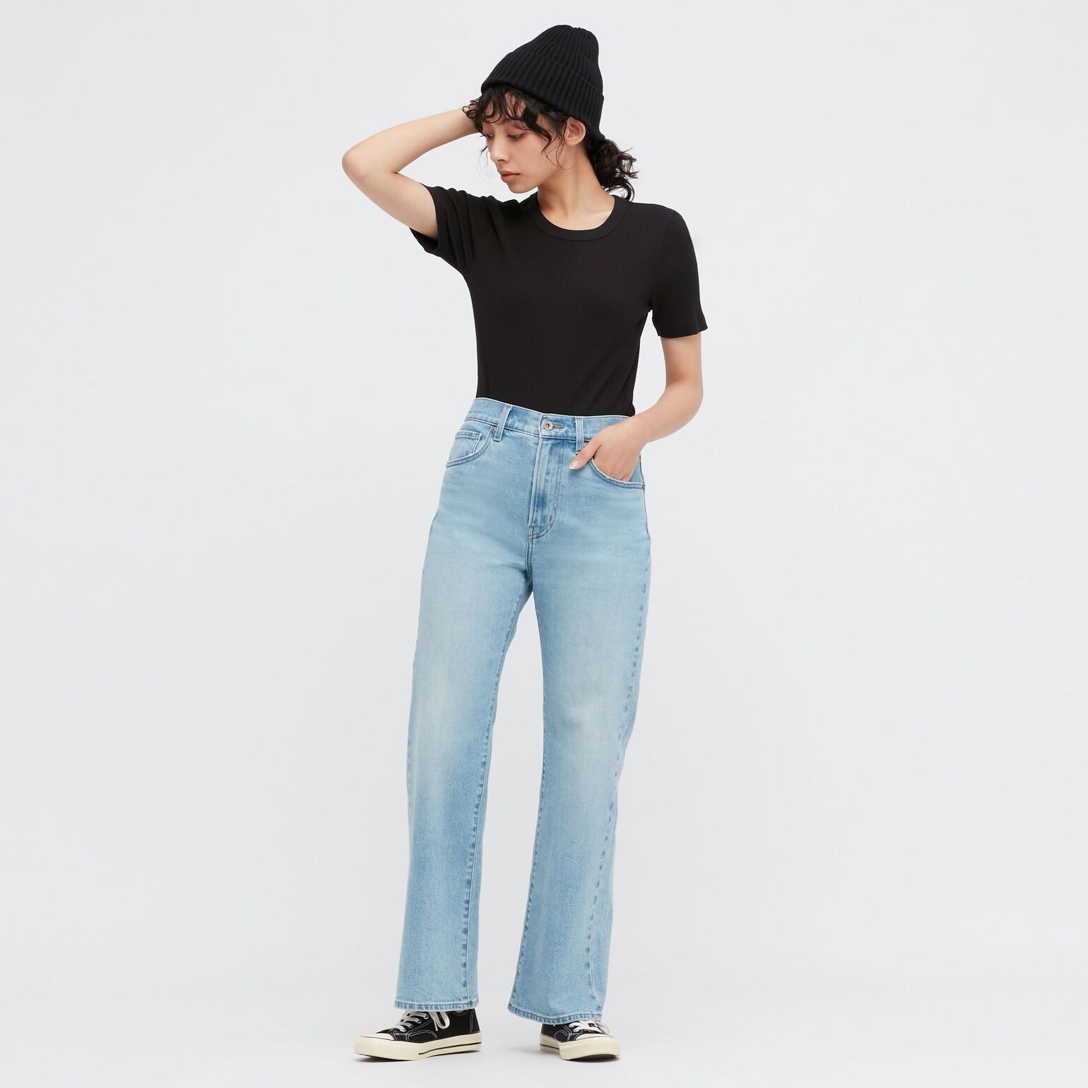 Modèle portant un jean femme uniqlo et un t-shirt noir femme