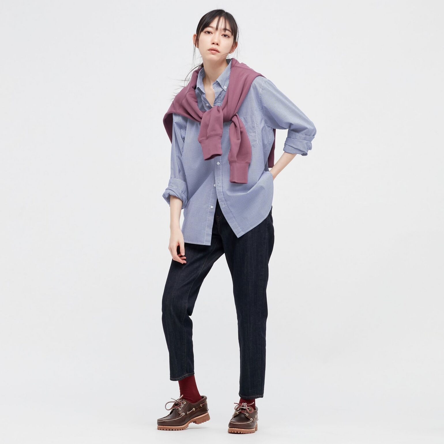 Modèle portant un jean mom femme et une chemise oversize femme