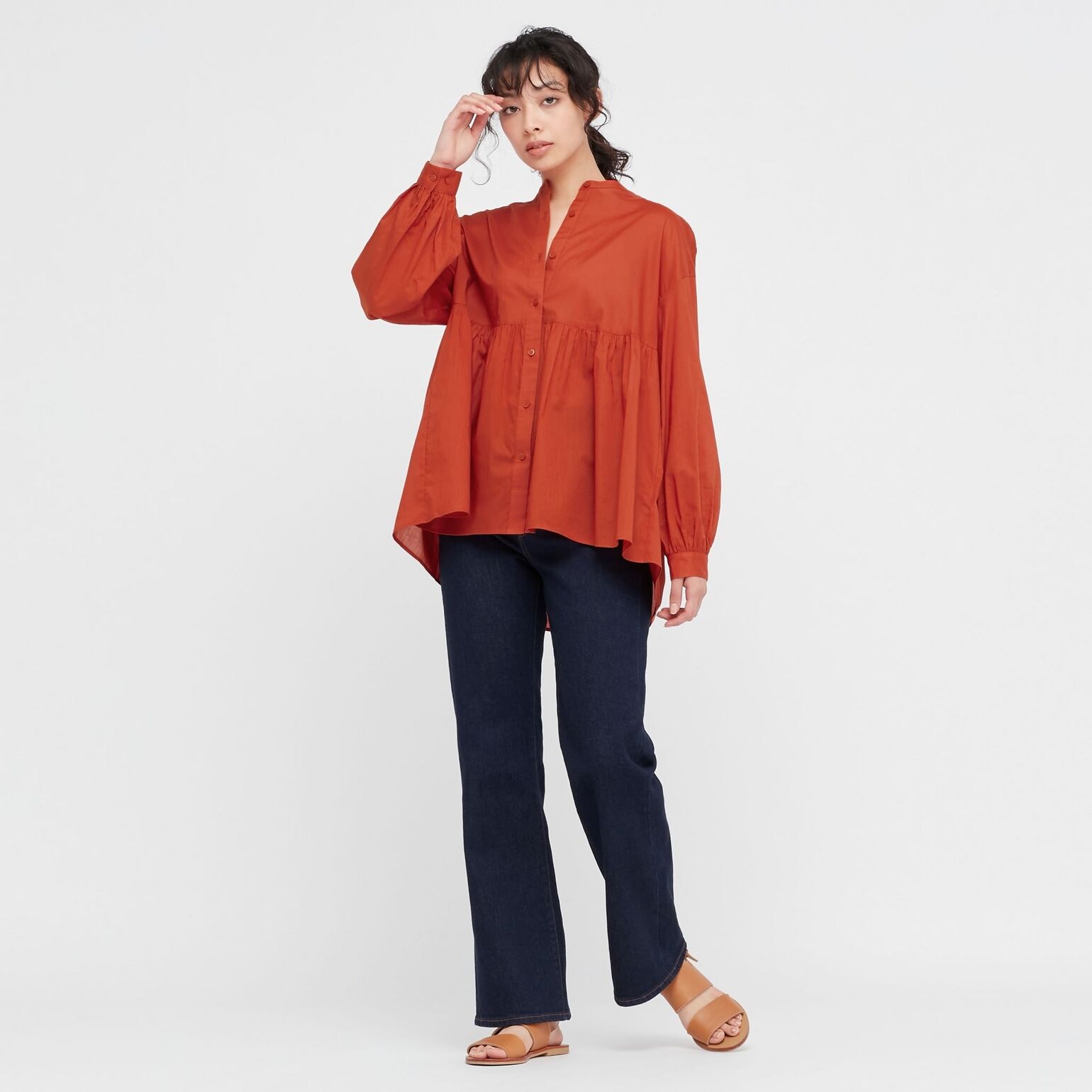 Modèle portant un jean flare femme et une blouse en coton