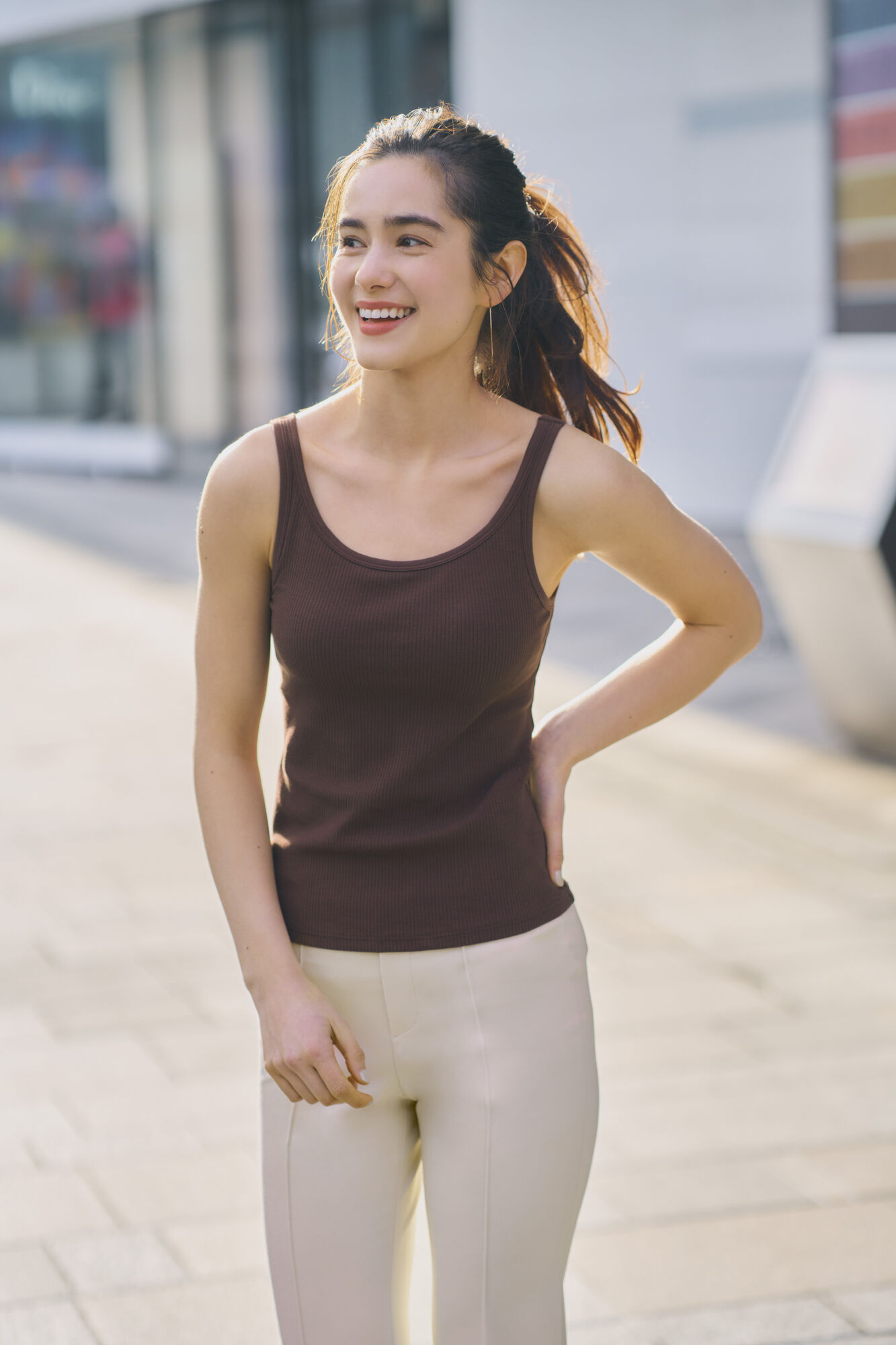 Femme portant un débardeur AIRism Coton à Soutien-gorge Intégré UNIQLO et un pantalon stretch évasé