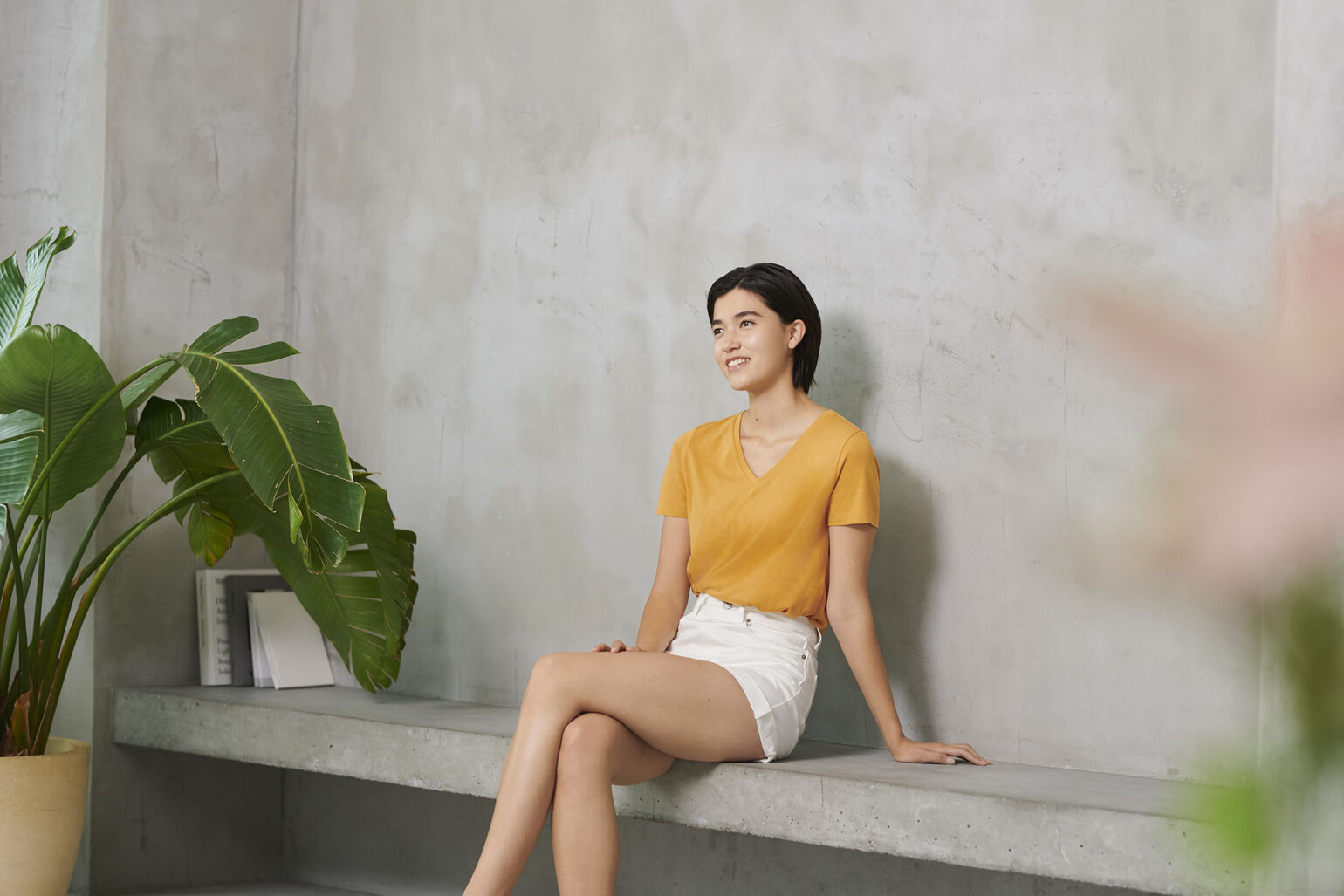 woman wearing UNIQLO shorts