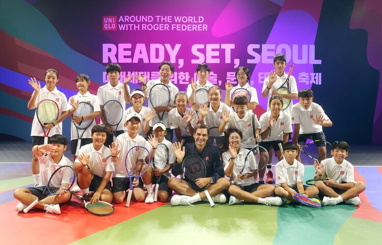 Group photo of Federer with junior players