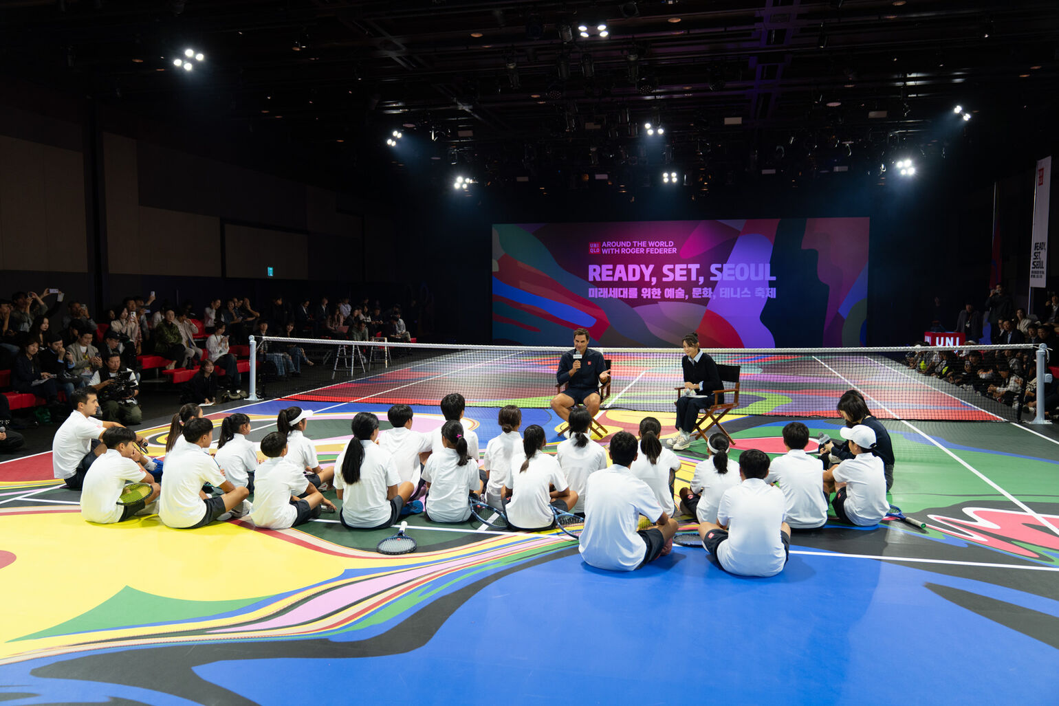 Image of Federer talking to junior players