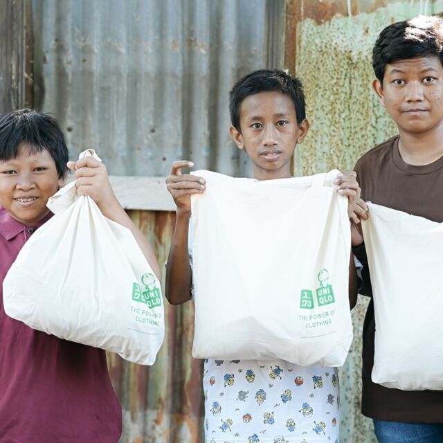 Berhasil Kumpulkan 5,000 Pakaian Layak Pakai, UNIQLO Distribusikan Hasil Donasi Pelanggan di Program RE.UNIQLO ke Indonesia Timur