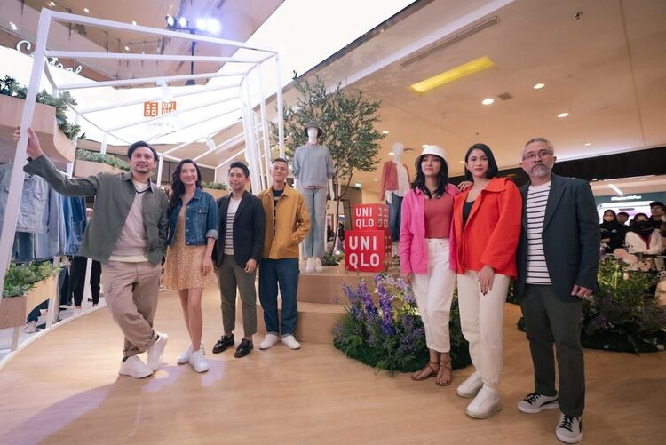 (kiri-kanan) Vincent Rompies, Raline Shah, Daniel Pieter Sumual, Marketing & E-Commerce Director UNIQLO Indonesia, Carissa Perusset, Aghniny Haque, dan Lukman Sardi.