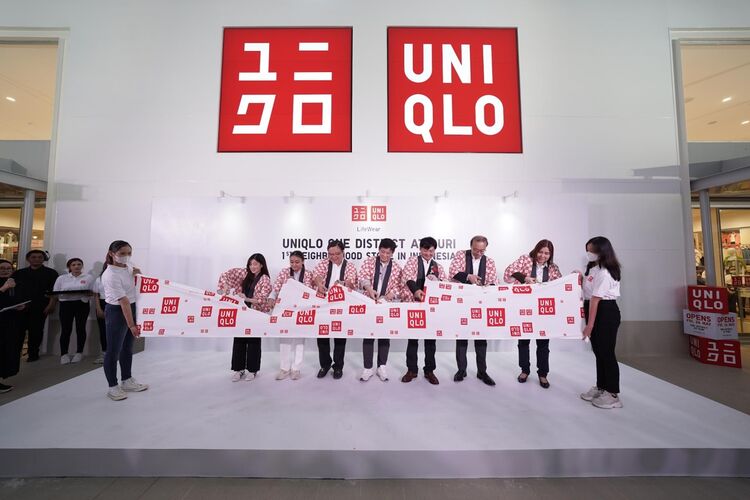Naoki Kamogawa, President Director PT Fast Retailing Indonesia (ketiga dari kanan) bersama Satoshi Hatase - Senior Group Officer PT Fast Retailing Indonesia (tengah) dan Takenari Motoda - Group Officer PT Fast Retailing Indonesia (kedua dari kanan) didampingi oleh Olivia Surodjo (kanan) dan Solidi Silvester Korompis (ketiga dari kiri) - Direktur PT Metropolitan Karyadeka Development, Regina Vidia Rosanti - Store Manager UNIQLO One District at Puri (kedua dari kiri) dan pengunjung pertama UNIQLO One District at Puri (kiri)