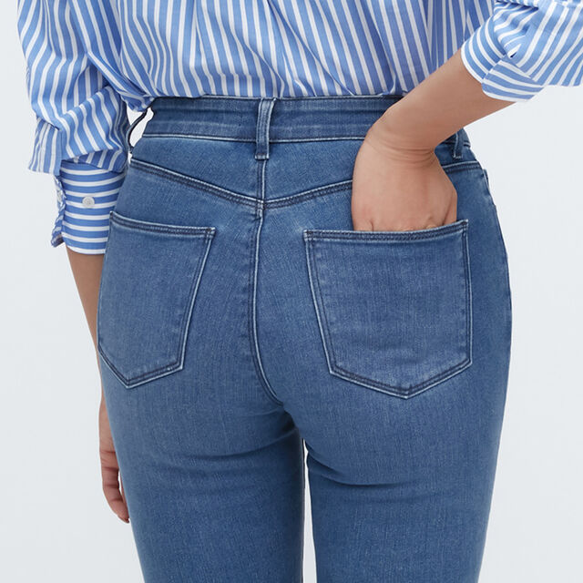 7 Cara Merawat Celana Jeans yang Tepat Supaya Awet