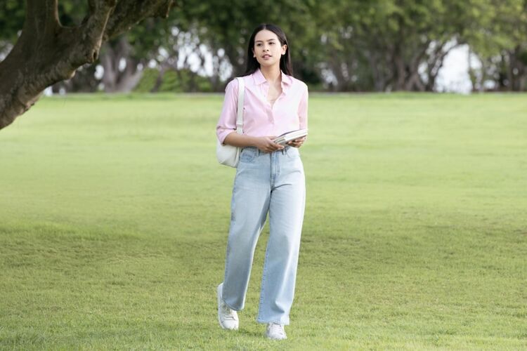 1. Celana jeans klasik untuk akhir pekan santai