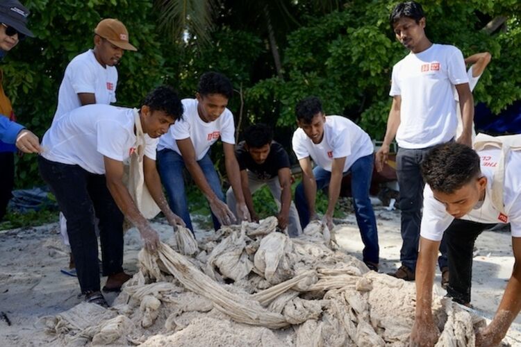 UNIQLO mengajak lebih dari 30 siswa sekolah dasar untuk mengikuti wisata mangrove dan belajar mengenai pelestarian lingkungan