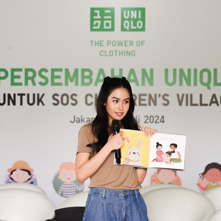 Maudy Ayunda, membacakan buku cerita karyanya yang berjudul ‘Kina Makes A New Friend’ untuk anak-anak SOS Children’s Village.