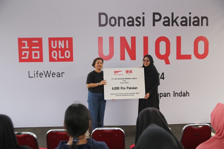 Pemberian donasi pakaian di UNIQLOY HIVE Bekasi dilakukan secara simbolis oleh Ibu Irma Yunita, Corporate Affair Director PT Fast Retailing Indonesia (UNIQLO) melalui Human Initiative yang diwakili oleh Ibu Rifa Rufaidah (Manager Child Protection Human Initiative)