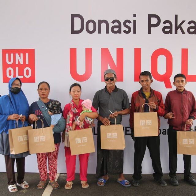 UNIQLO Donasikan 4.000 Pakaian untuk Masyarakat Bekasi dan Sekitarnya