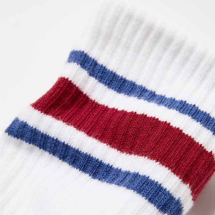 kaos kaki fitur