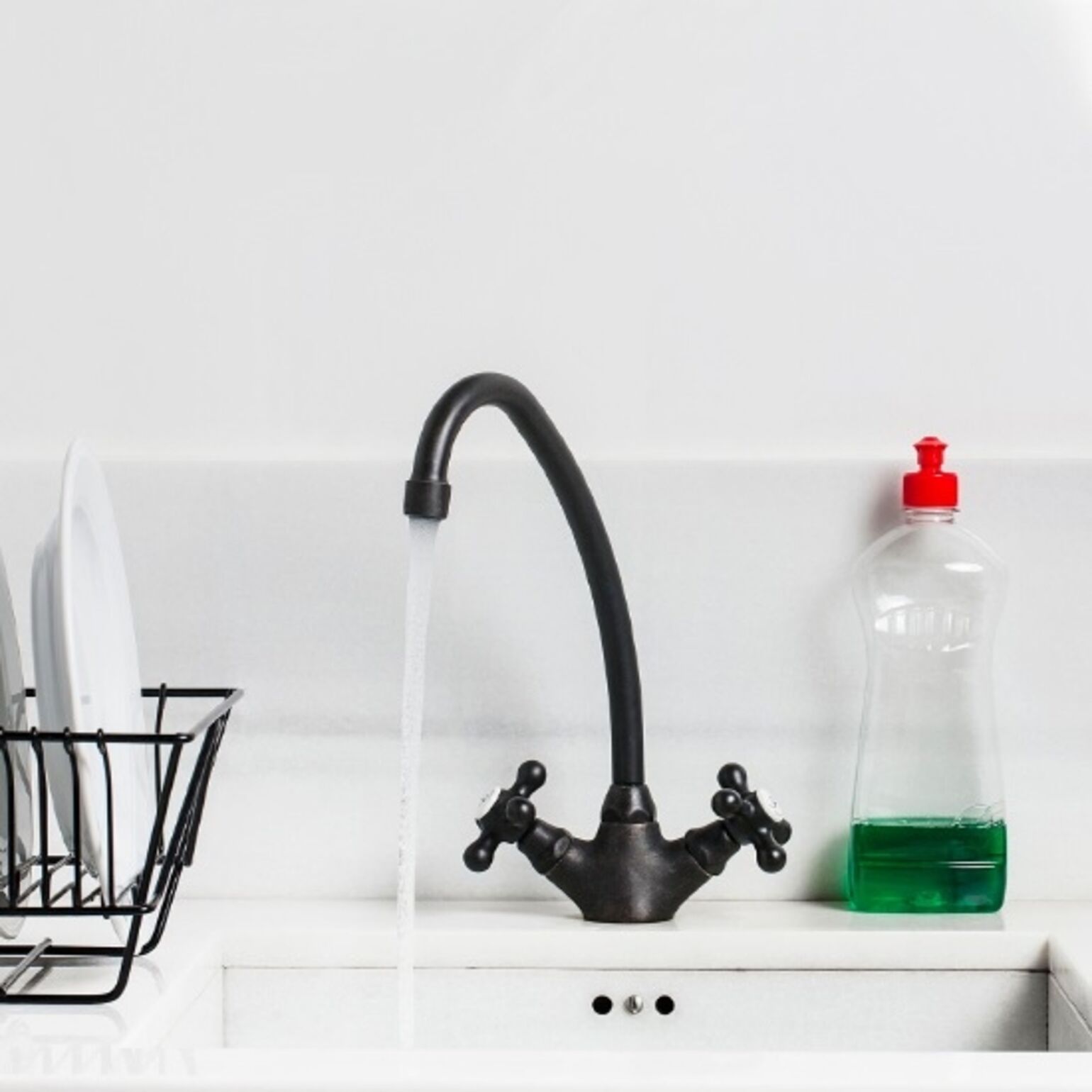 sabun cuci piring untuk menghilangkan noda