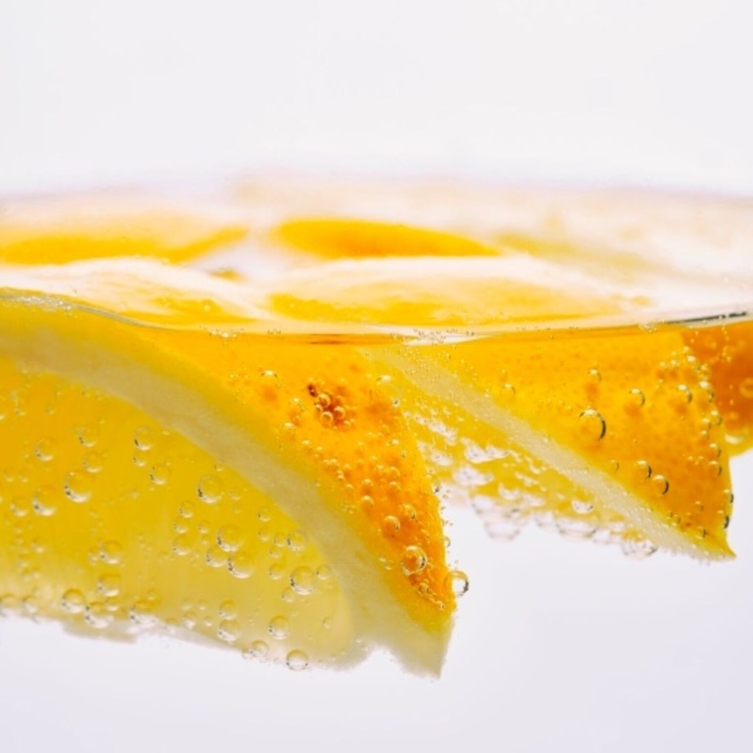 perasan lemon untuk menghilangkan noda kuning