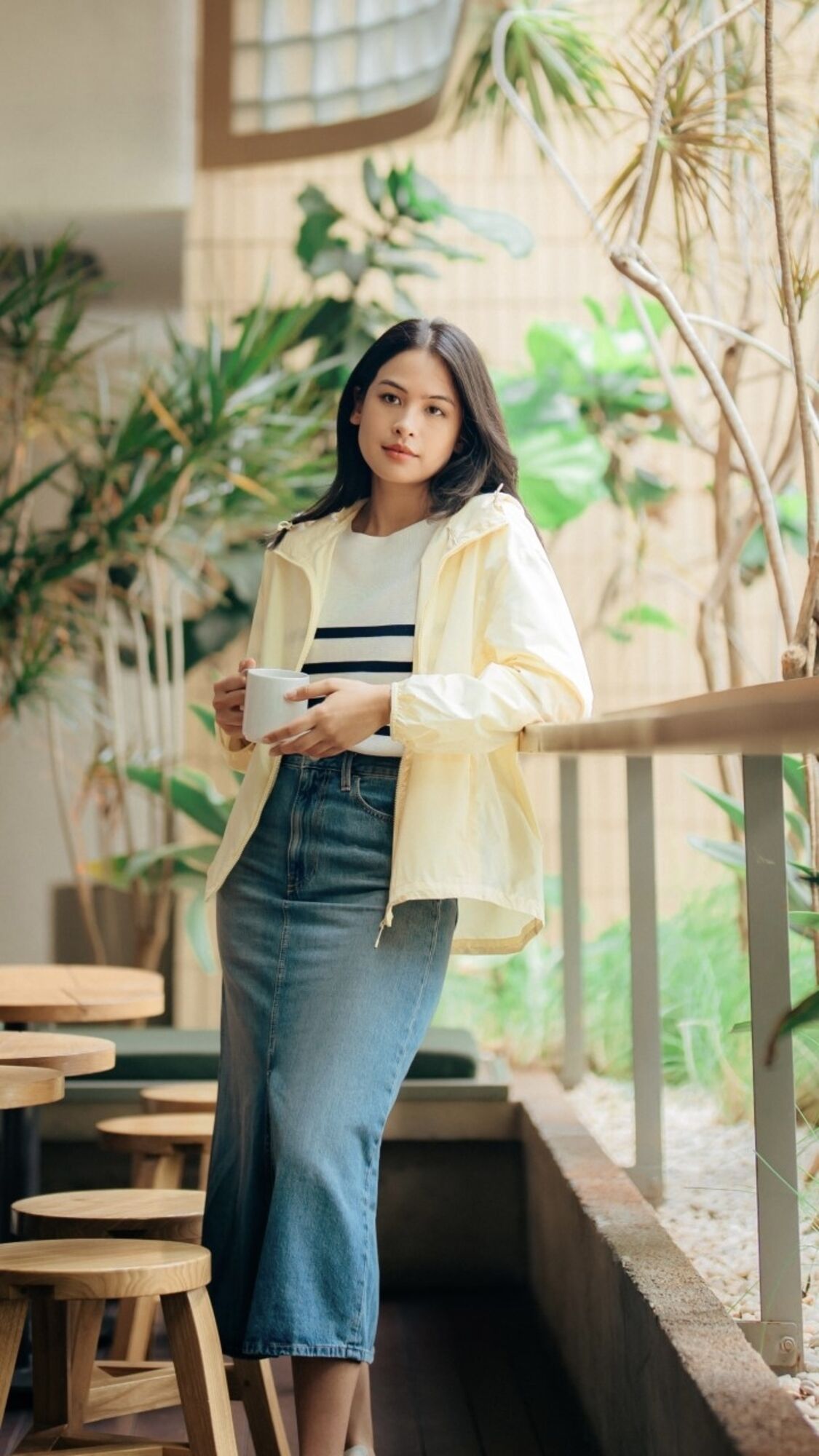 3. Gaya sporty dengan rok jeans untuk hangout santai