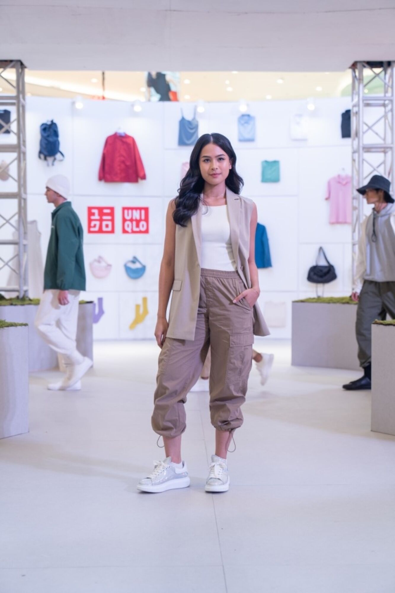 2. Celana kargo untuk meeting semi formal