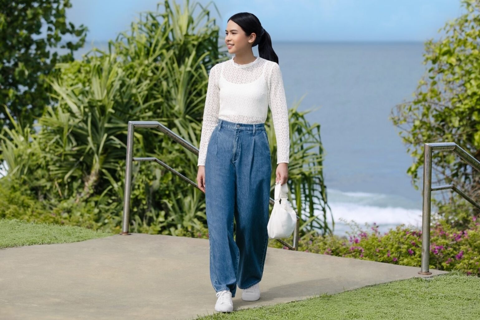 4. Gaya jeans drapey untuk acara malam