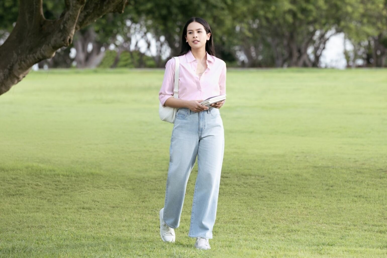 1. Celana jeans klasik untuk akhir pekan santai