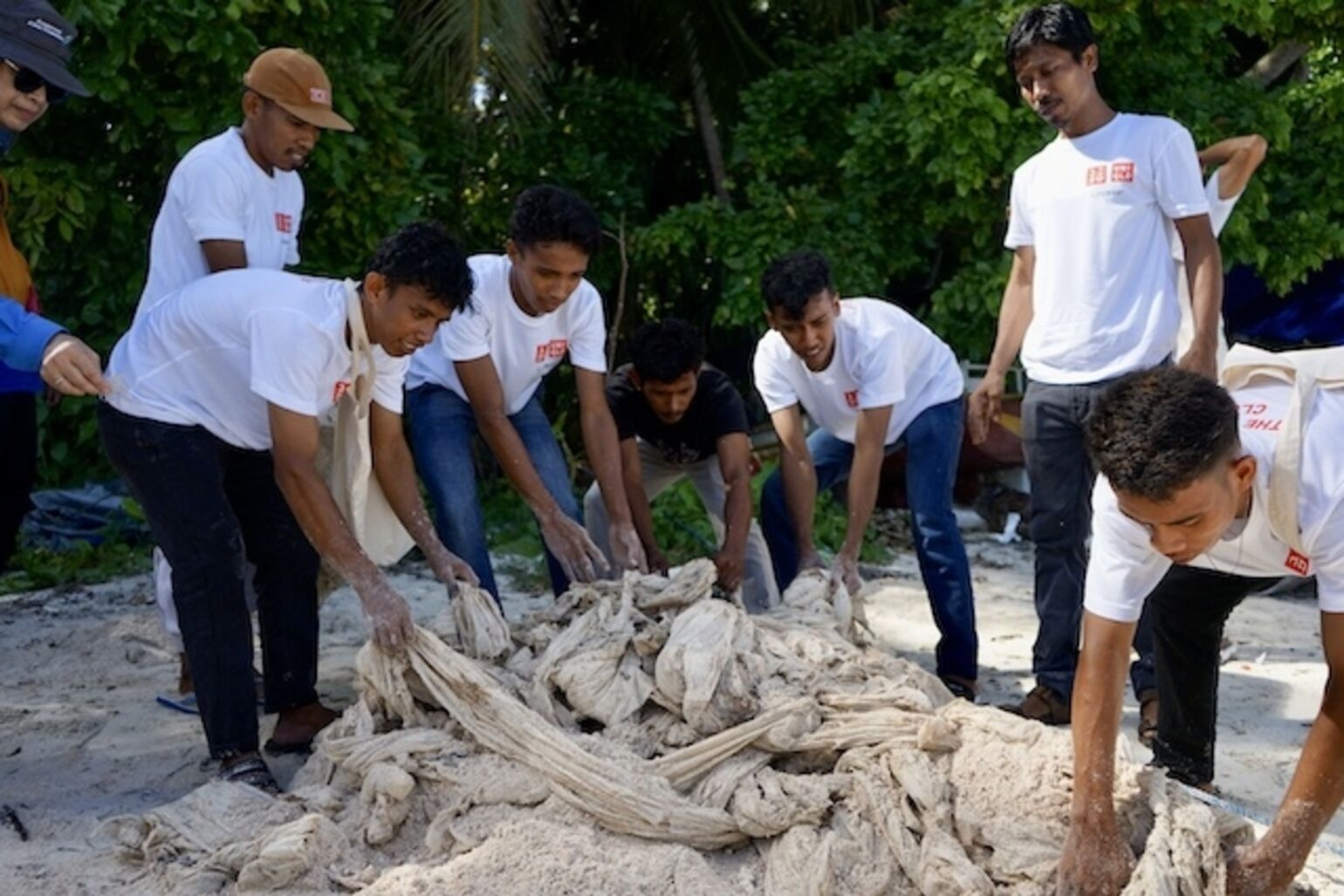 UNIQLO mengajak lebih dari 30 siswa sekolah dasar untuk mengikuti wisata mangrove dan belajar mengenai pelestarian lingkungan