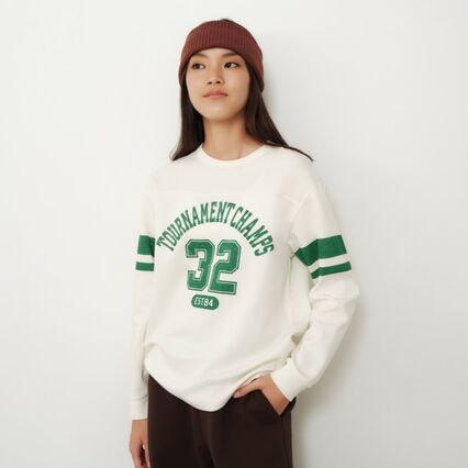 Express your style! Discover mix-and-match outfit inspiration for teens, from cute and sporty to casual with a touch of street style.