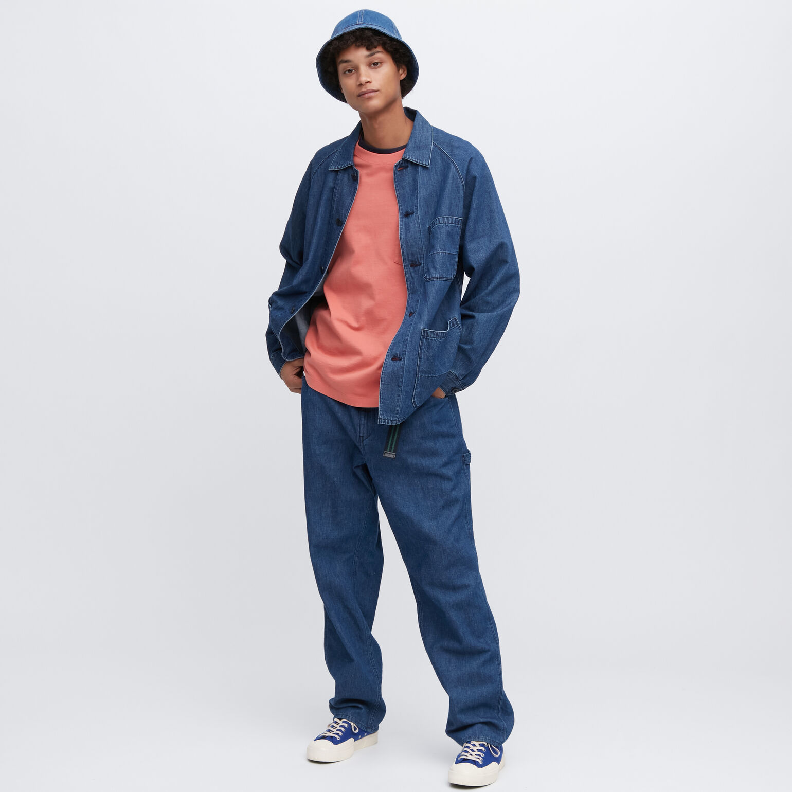 Ragazzo con cappello di jeans