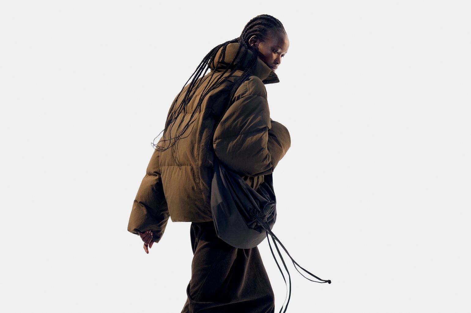 Persona con indosso capi della collezione Uniqlo U Autunno/Inverno 2023