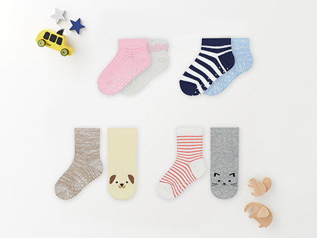 ソックス2枚組 赤ちゃんが転ばないように足裏にすべり止めをプラス。