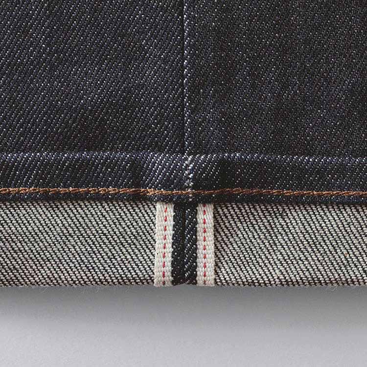 Chất liệu denim cổ điển kết hợp cùng phong cách hiện đại.