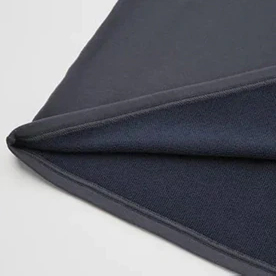 厚みのあるふっくらとした生地で、一枚でも着用しやすい。