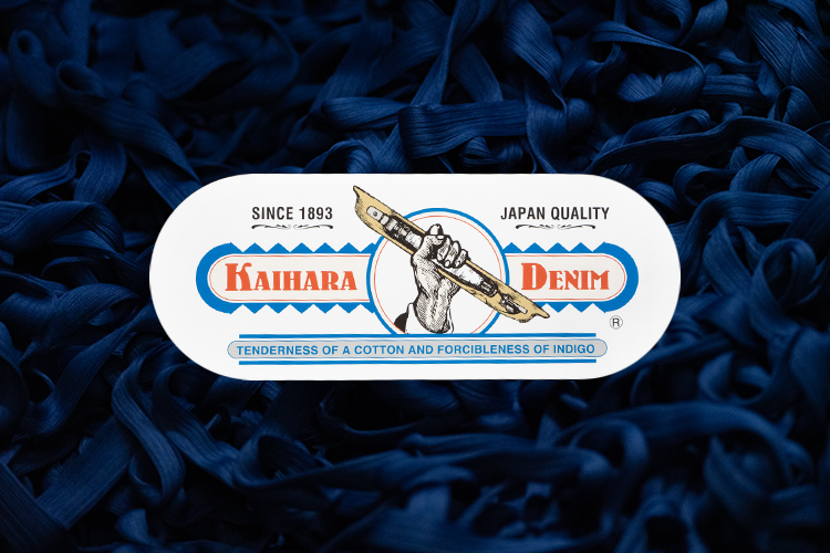 Comfortable stretch + beautiful aging  This unprecedented, revolutionary  denim is jointly developed  by UNIQLO and Kaihara