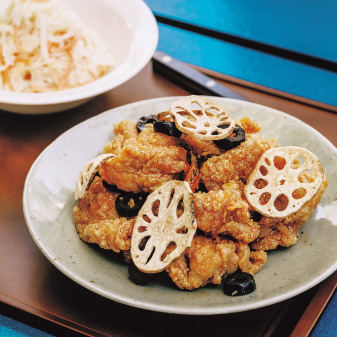 Dakgangjeong - gà rán xốt ngọt cay là một trong những món đường phố và cơm nhà được yêu thích nhất tại Hàn Quốc.