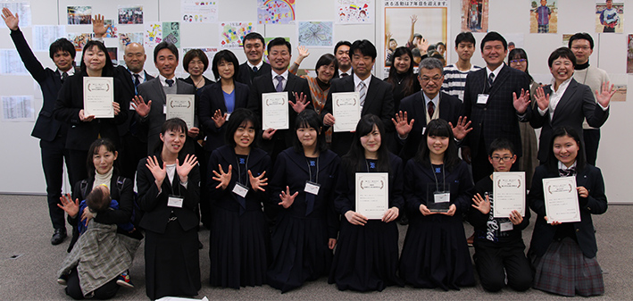 参加者の皆さんで記念撮影「届けよう、服のチカラ!!」